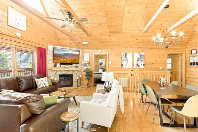 Movie Theater Hot Tub View Mountain Escape Villa Gatlinburg Exterior photo